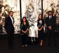 Su Majestad la Reina durante su recorrido, delante de una de las obras de la exposición